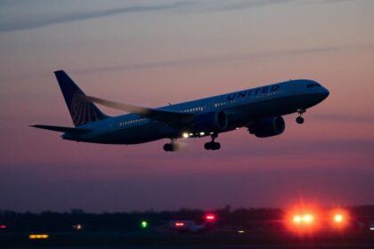 boeing 787 dreamliner united airlines dusk